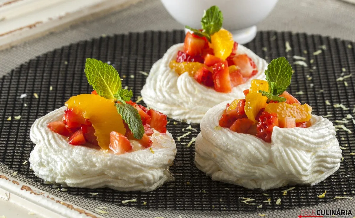 Mini pavlovas com lemon curd e frutas