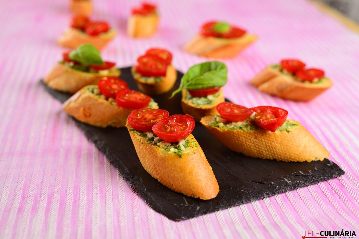 Bruschettas de tomate e manjericão