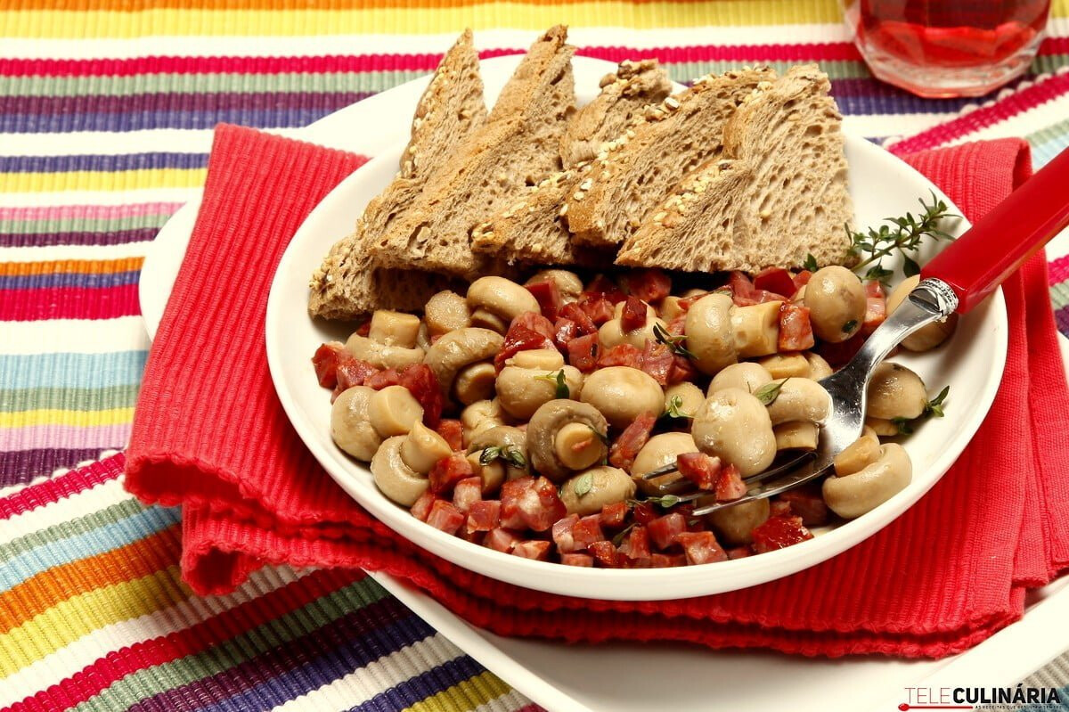 Salteado de cogumelos e chouriço