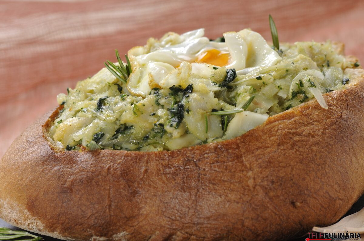 Pão recheado com bacalhau e espinafres