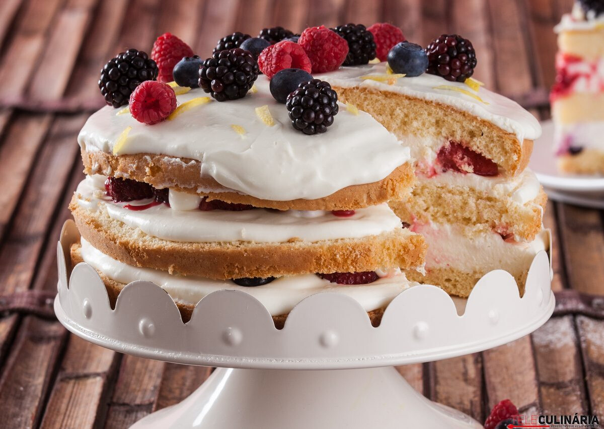 Bolo com recheio de frutos vermelhos