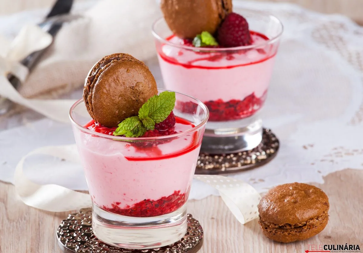 Mousse de framboesas com macarons de chocolate