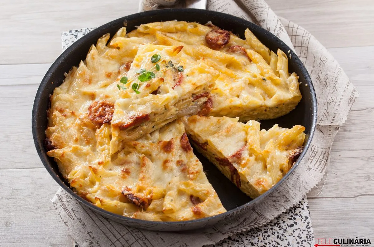 Pastelão de massa com chouriço e queijo