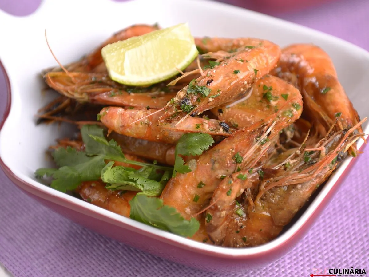 Camarões no forno com coentros