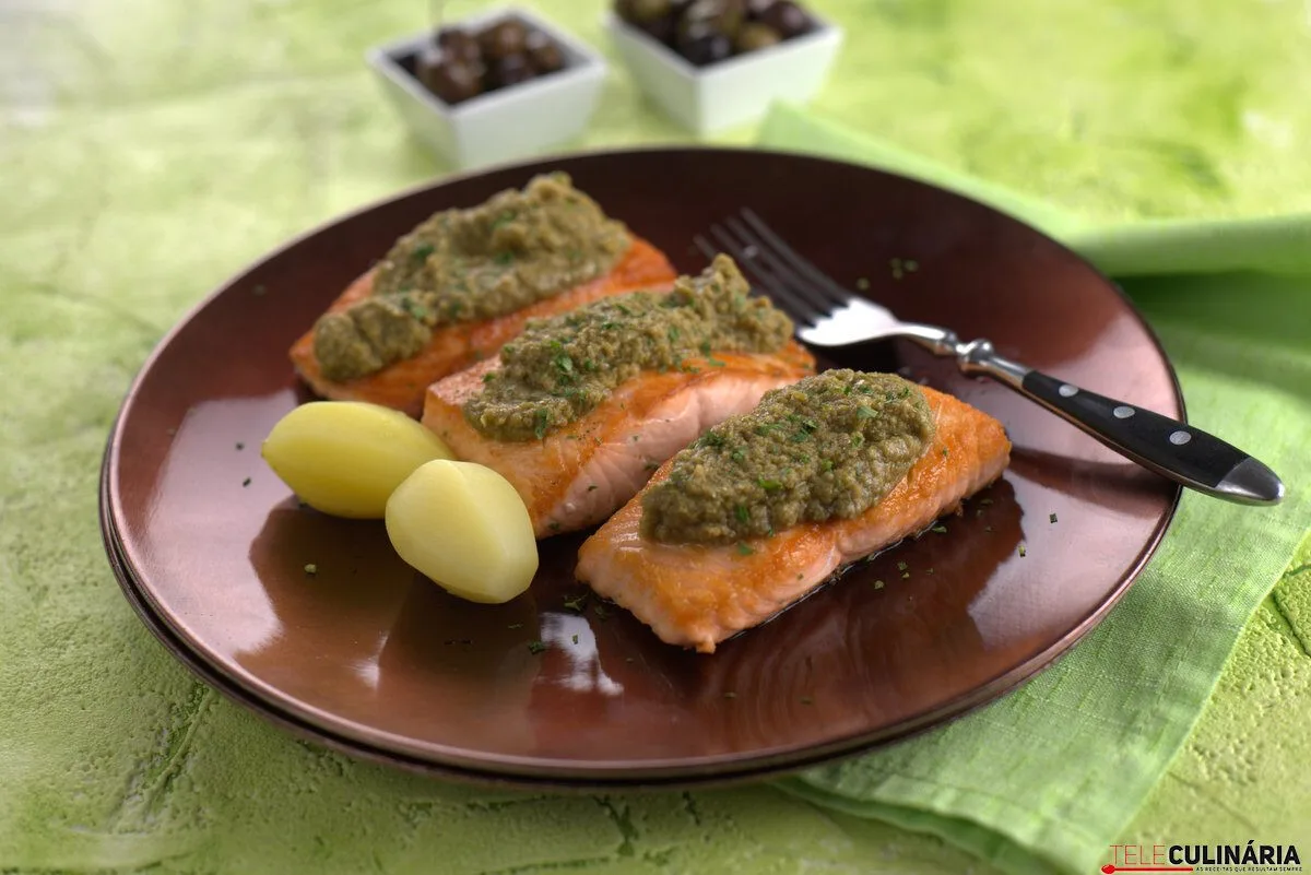 Medalhões de salmão com crocante de azeitona