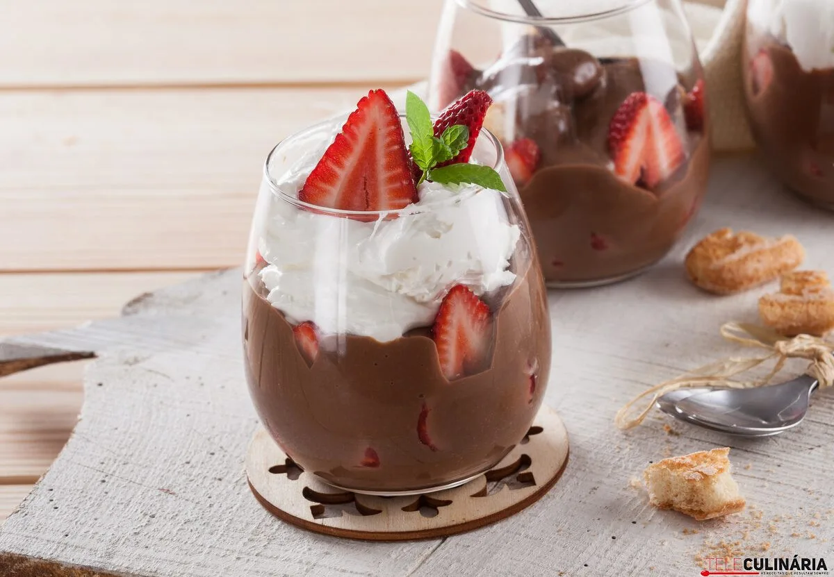 Pavê de chocolate com morangos