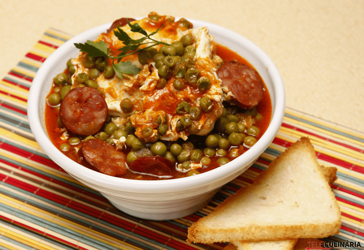 ervilhas com ovos escalfados