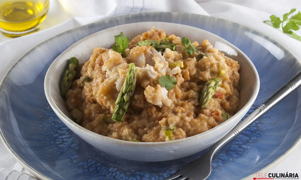 Açorda de tomate com peixe e espargos