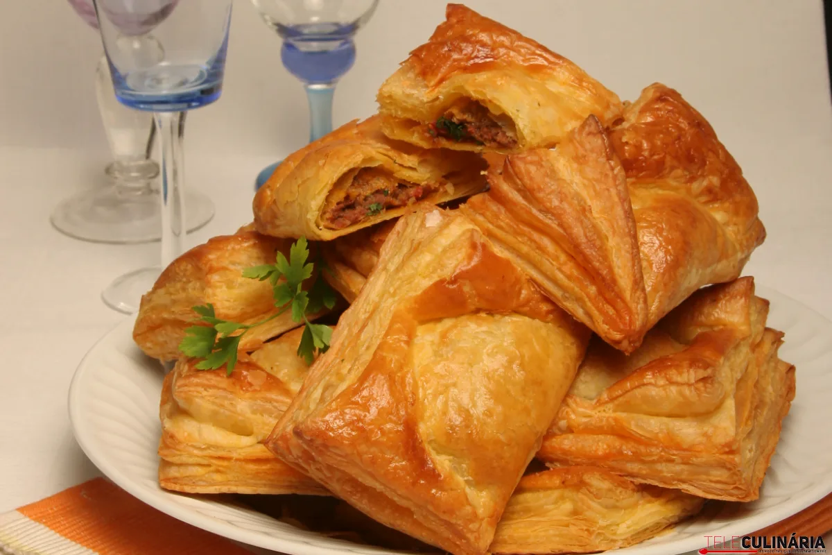 Pastéis de carne folhados