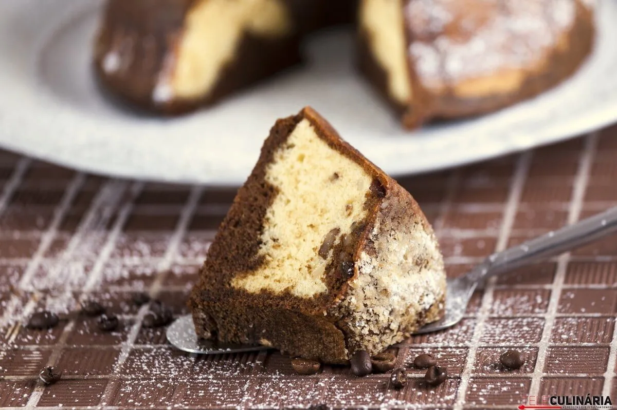 Bolo húmido de café e frutos secos