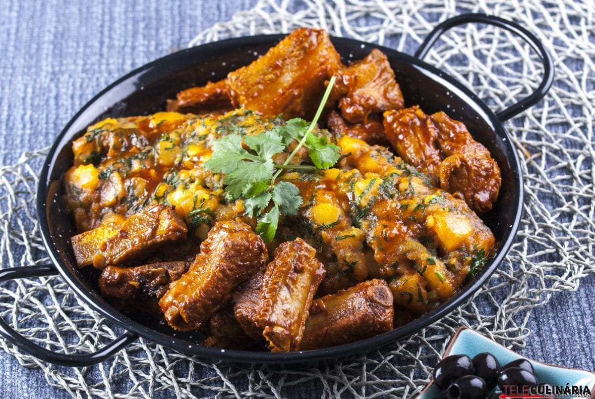 entrecosto frito com migas de batata à alentejana