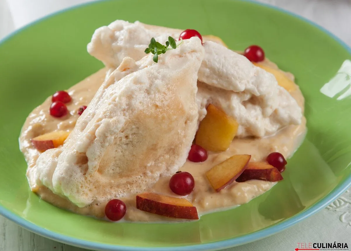 Farófias de caramelo com molho de pêssego