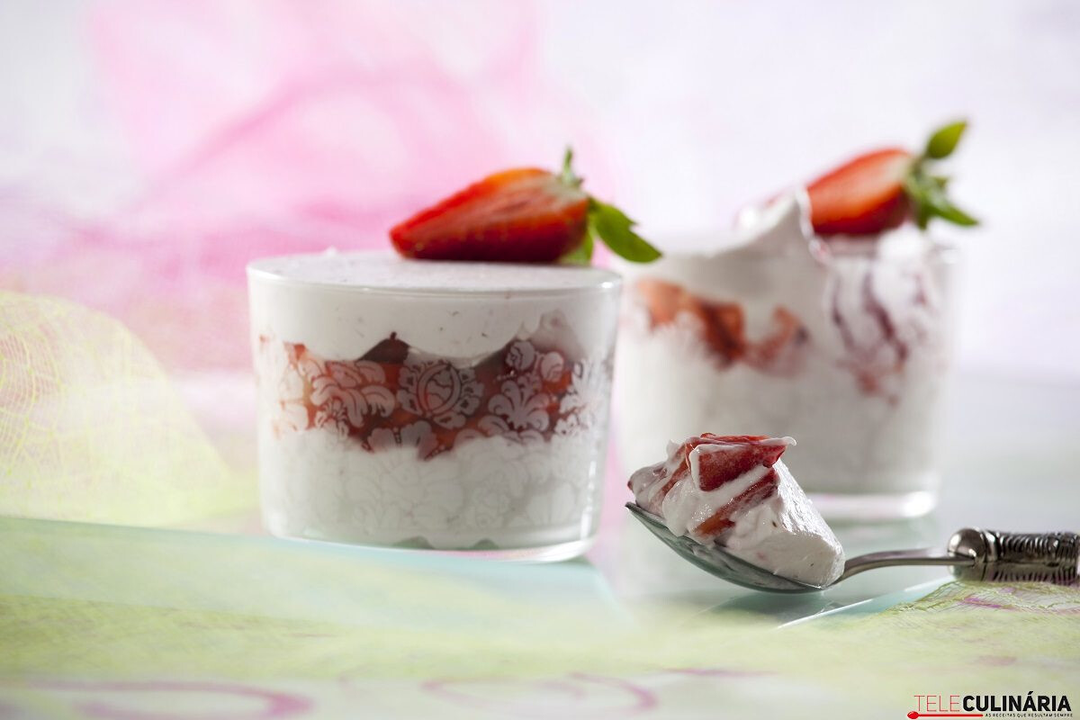 Tiramisu de morangos em copo