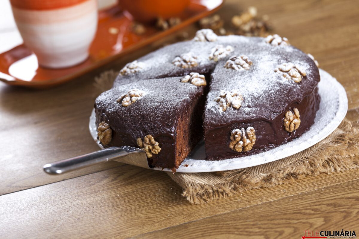 Bolo húmido de chocolate e nozes