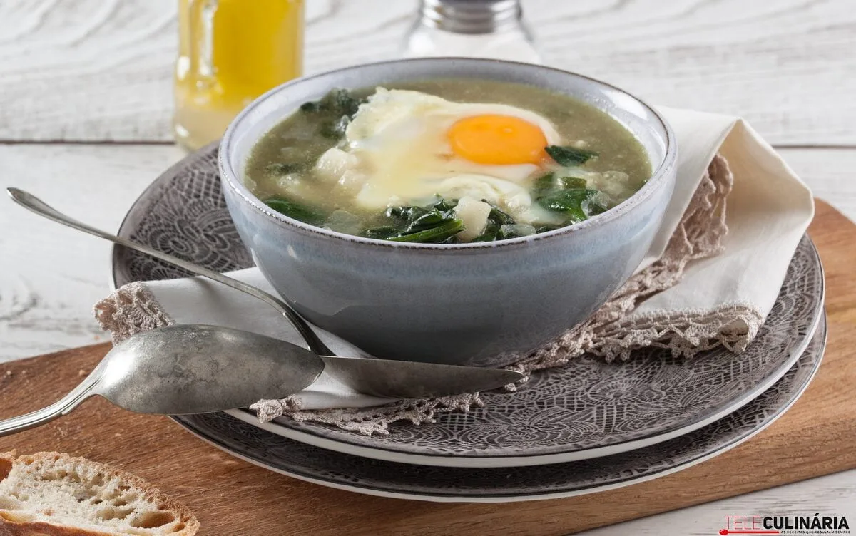 Sopa de espinafres com ovo escalfado