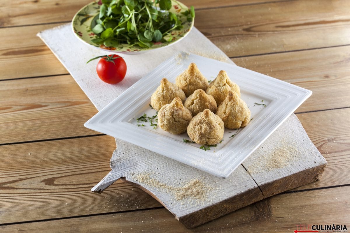 Coxinhas de frango panadas no forno