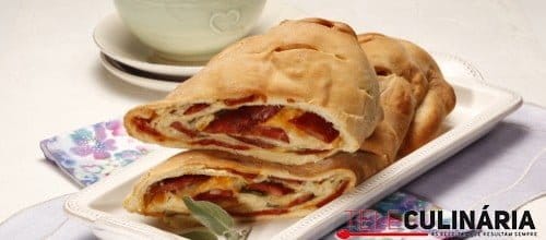 Pão com chouriço, queijo e salva