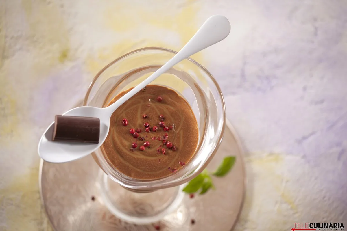 Receita de mousse de chocolate com pimenta rosa e doce de leite
