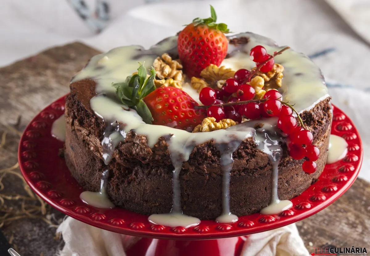 Bolo de chocolate com cobertura de chocolate branco