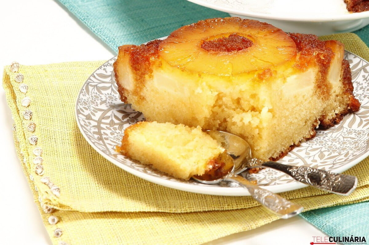 Bolo de ananás fresco