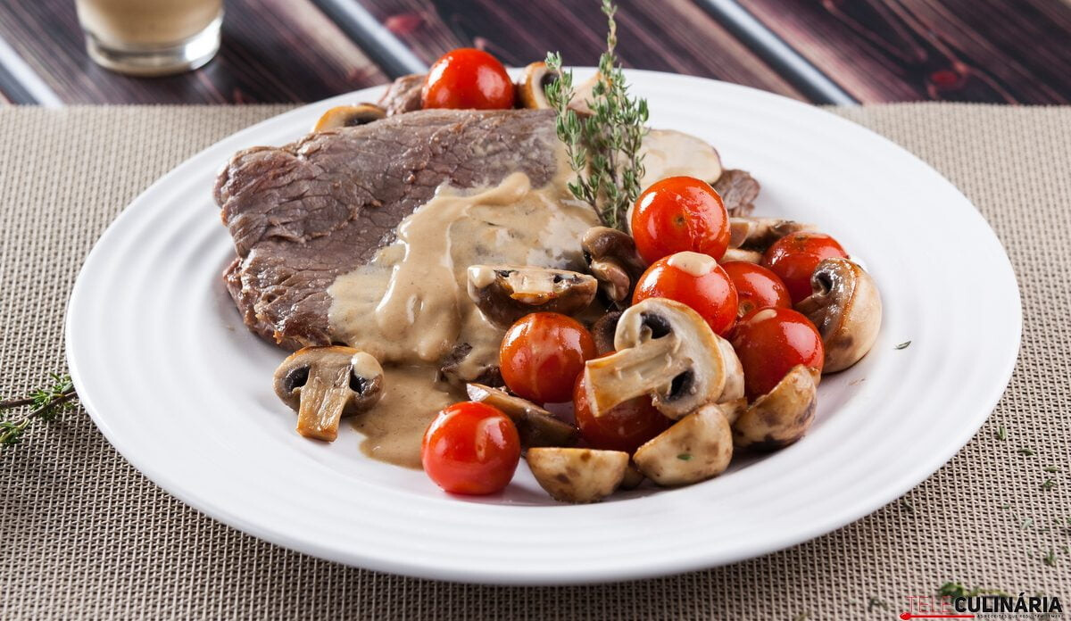 Bifes com molho de natas