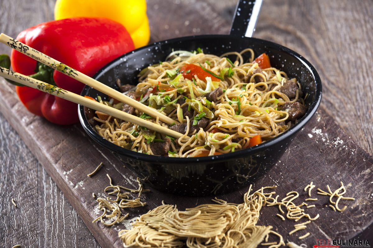 Carne de vaca com massa chinesa