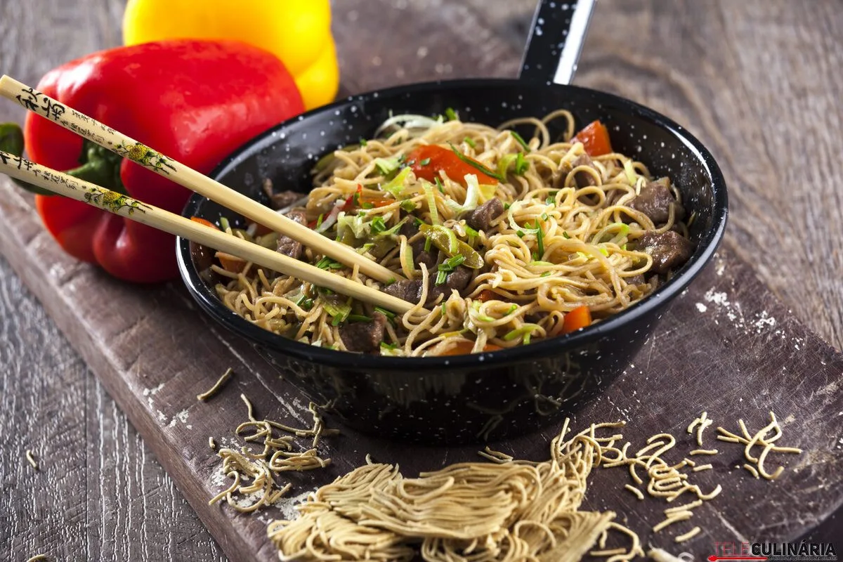 Carne de vaca com massa chinesa
