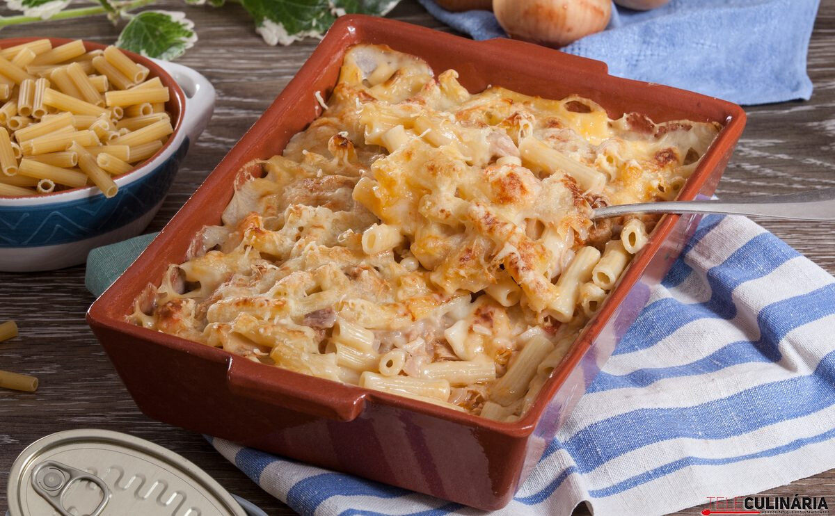 Tabuleiro de macarrão e atum