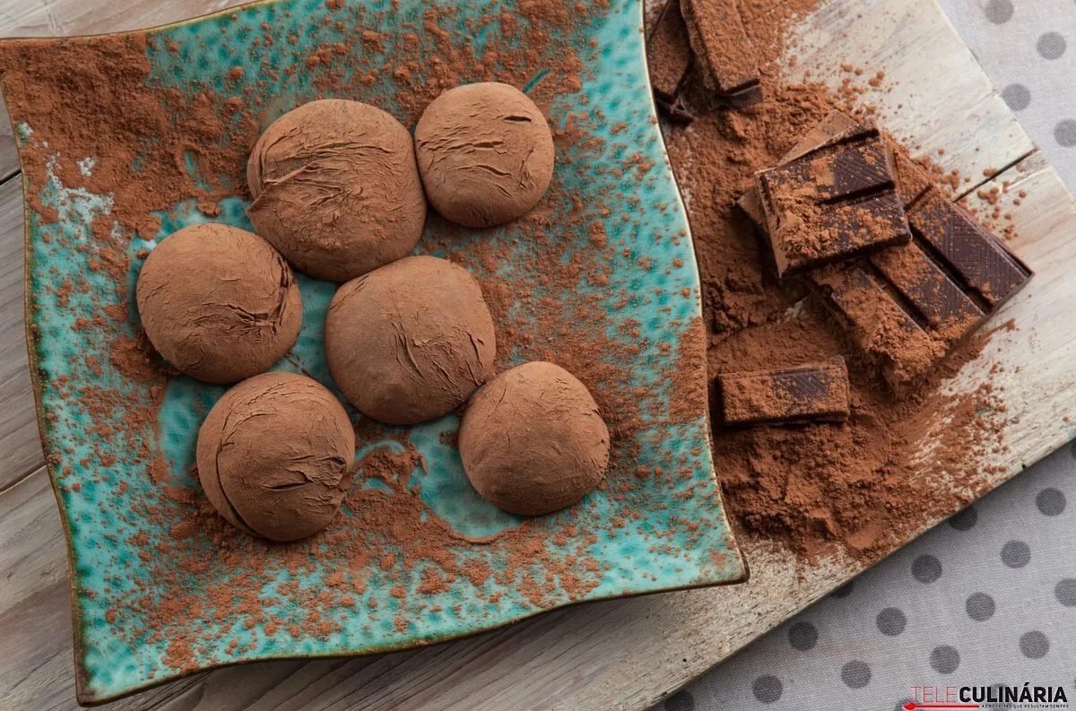 Trufas de brigadeiro aromatizadas com morango (robot de cozinha)