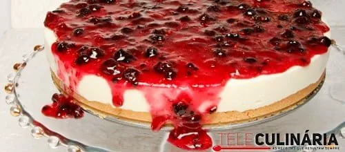Cheesecake com molho de frutos vermelhos