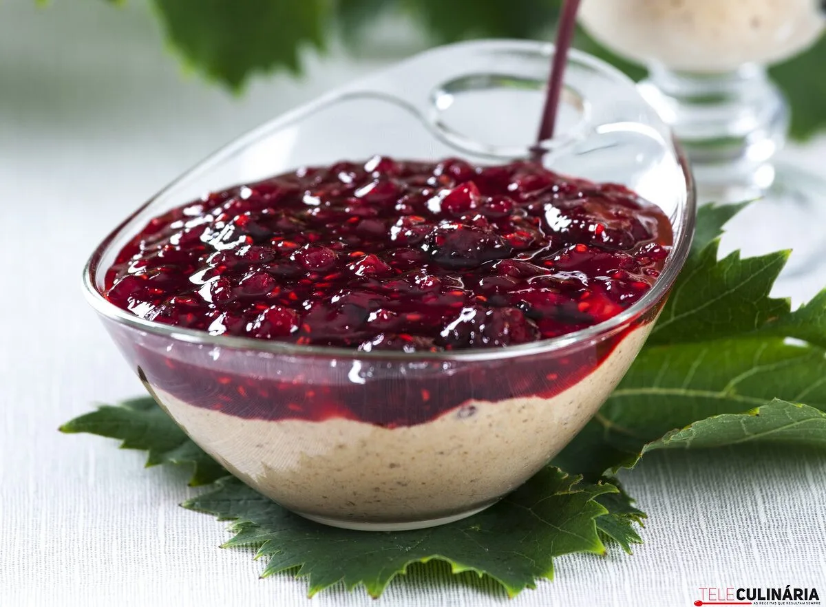 Mousse de ameixas secas com creme de frutos do bosque