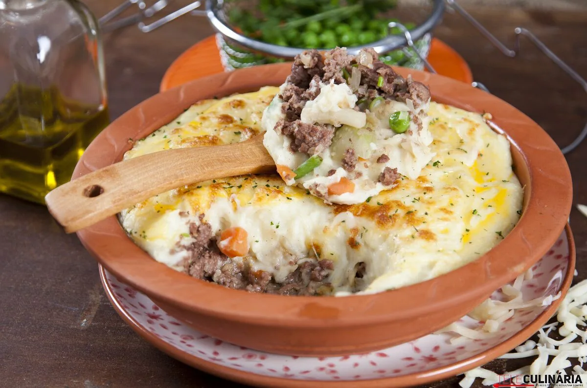 Picadinho de carne com legumes e puré de batata