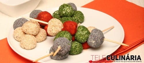 Espetadas de queijo coloridas