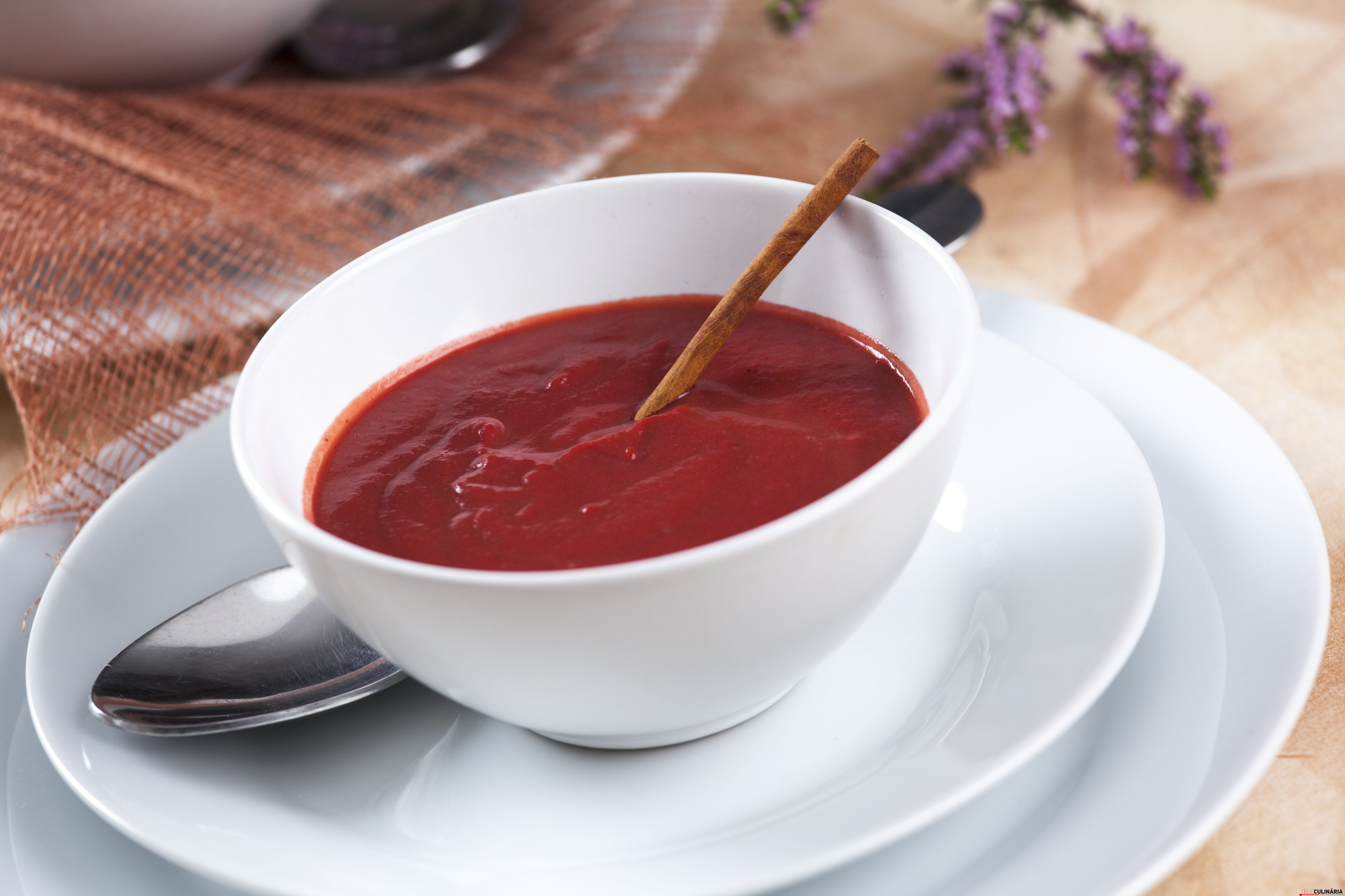 Sopa de beterraba, canela e abóbora