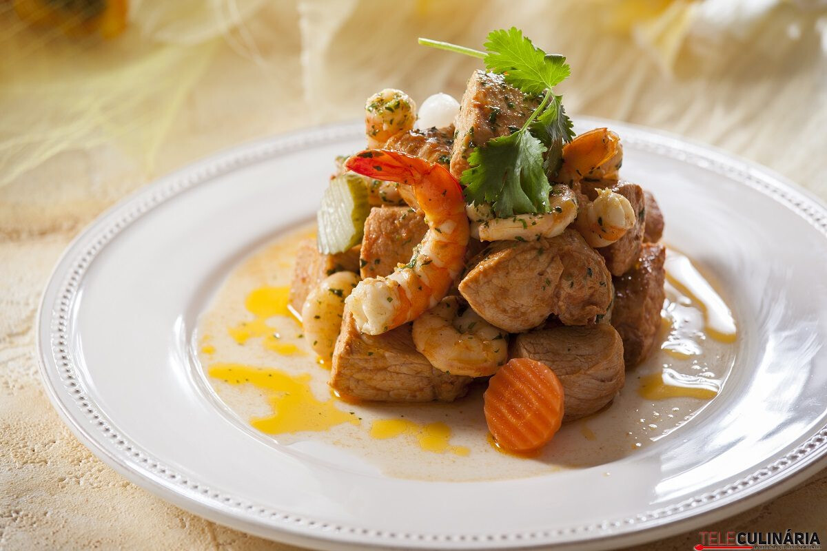 Carne de porco com camarão e pickles