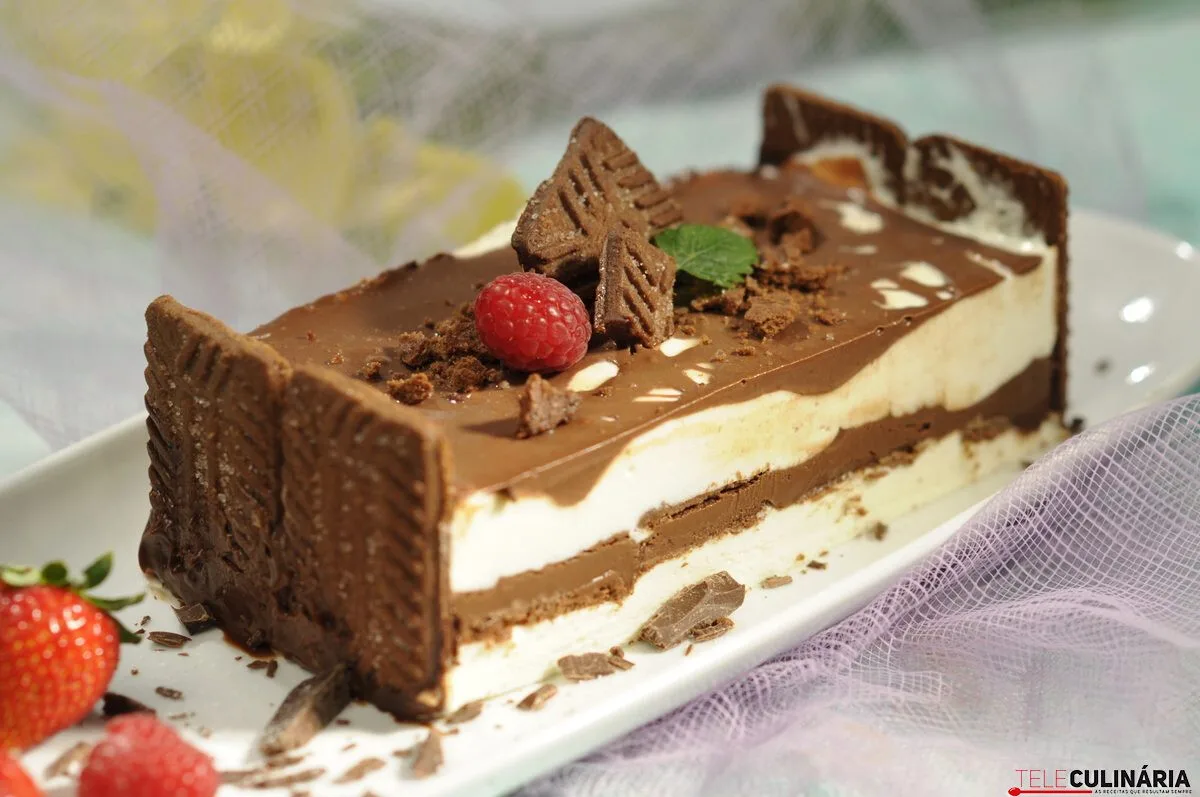 Semifrio de leite condensado e bolachas de chocolate