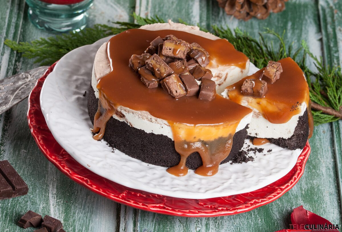 Cheesecake com chocolate e caramelo