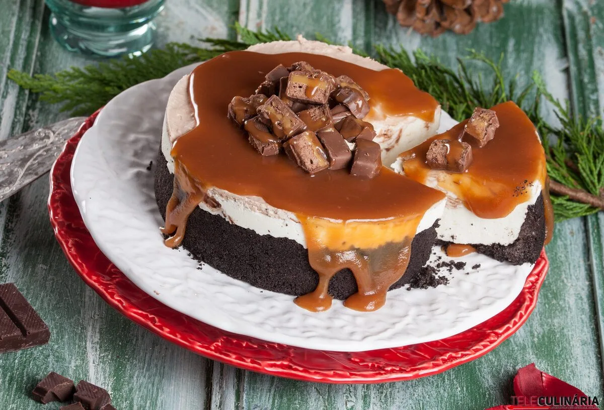 Cheesecake com chocolate e caramelo