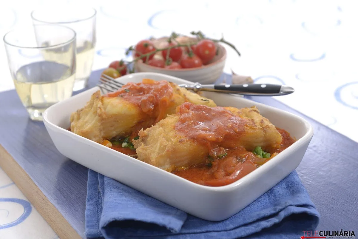 Bacalhau frito com molho de tomate