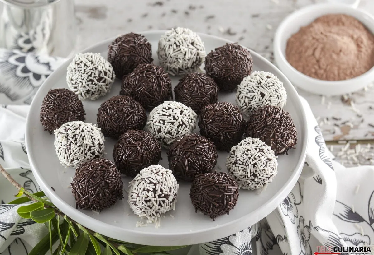 Brigadeiros com leite condensado