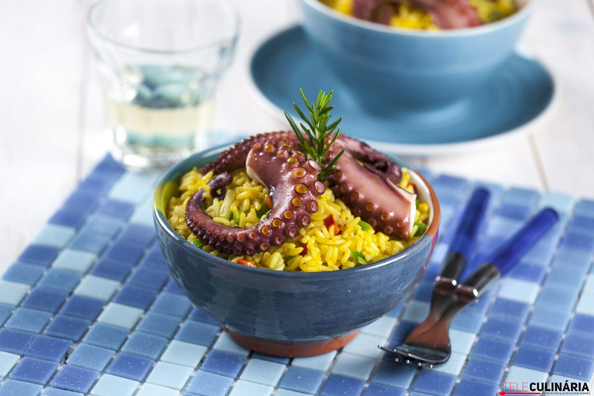 Polvo salteado com arroz de açafrão