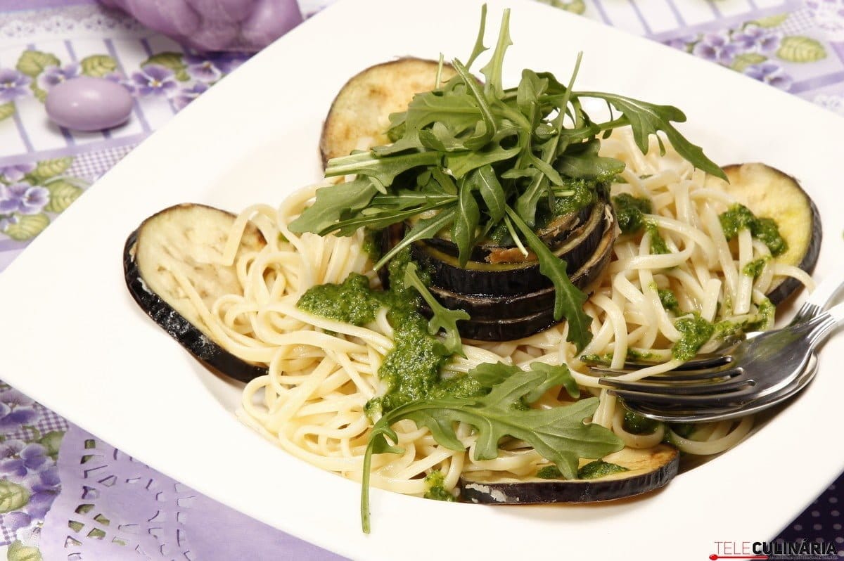 linguine com beringela e molho pesto