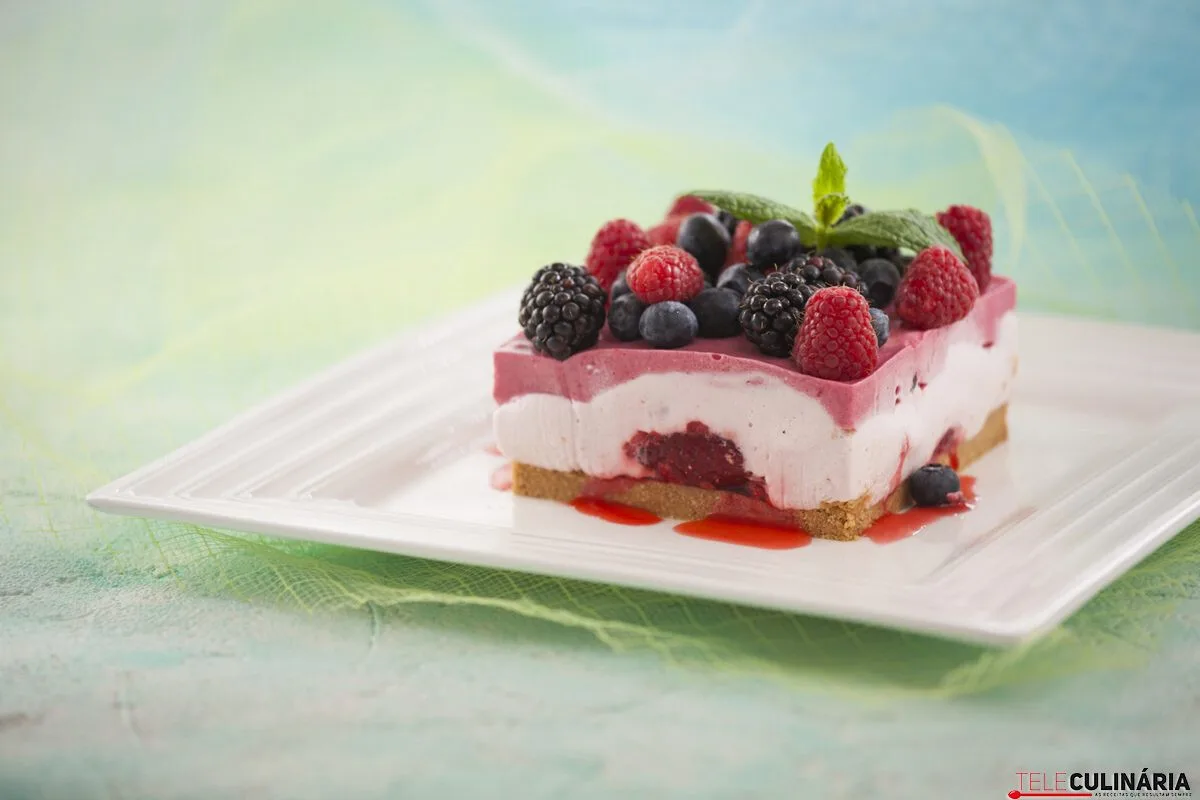 Bolo gelado com bagas do bosque