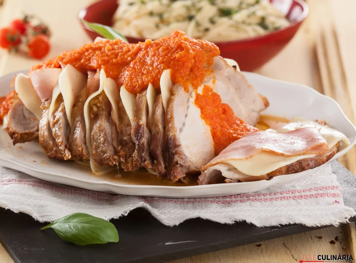 Lombo assado com queijo e bacon