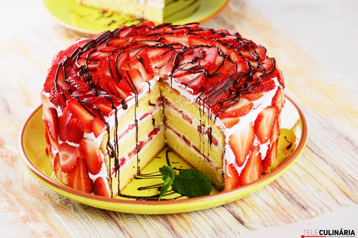 Bolo de chantilly com morangos
