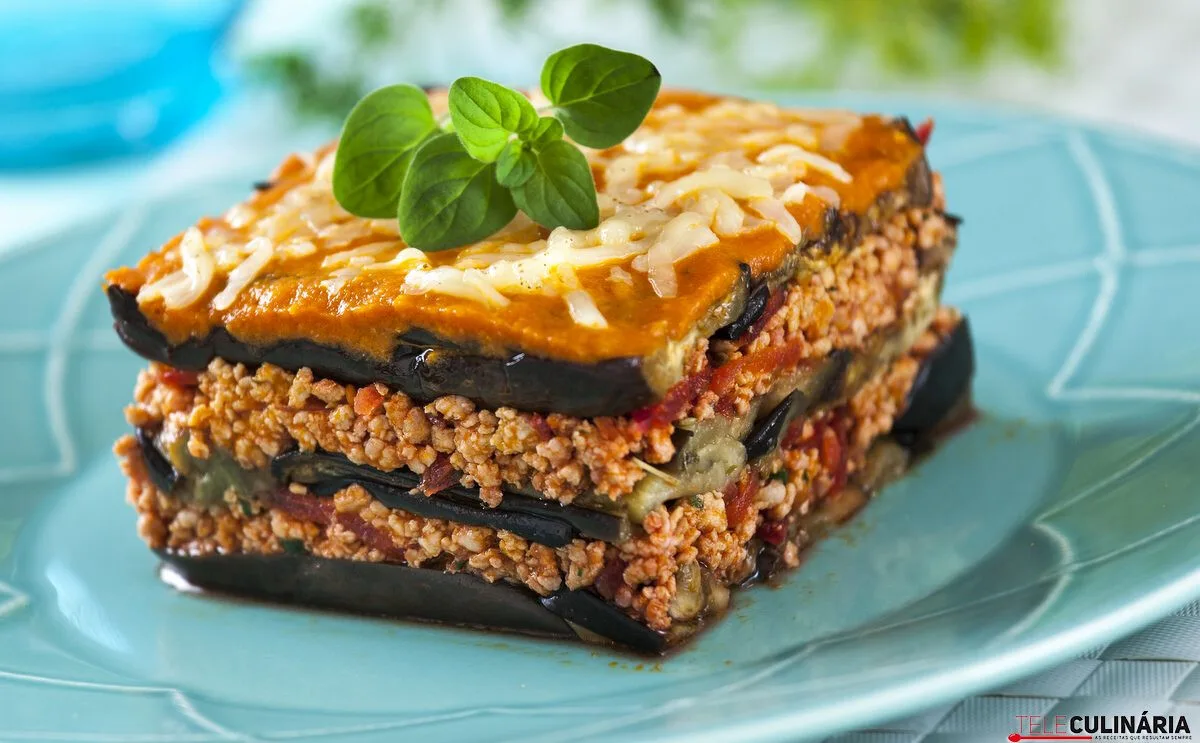 Lasanha de peru com beringela e beterraba