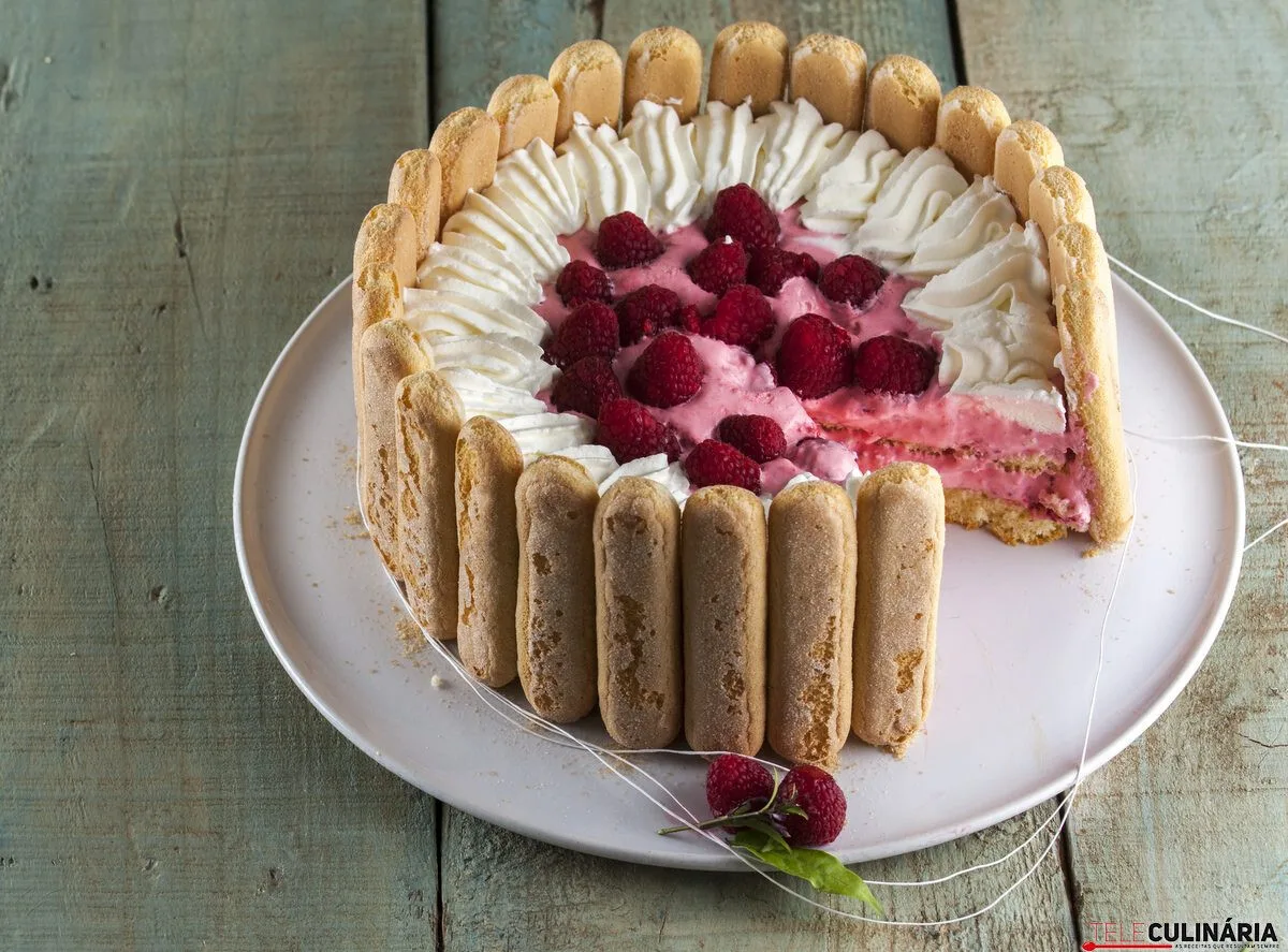 Bolo de charlotte com framboesas