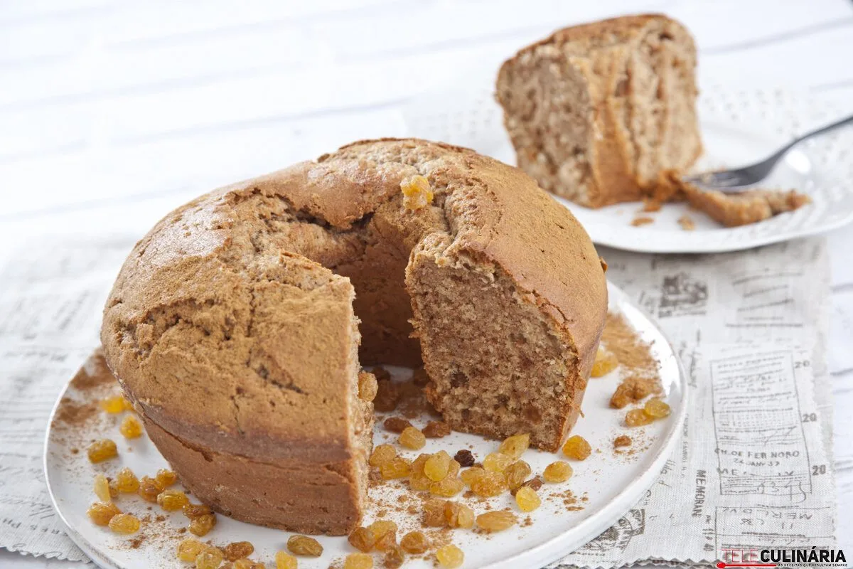 Bolo fofo de canela e passas