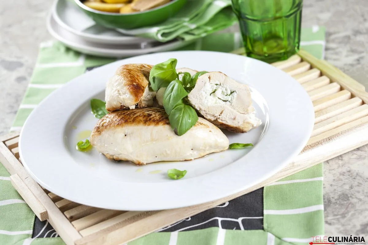 Supremos de frango recheados com requeijão, manjericão e maçã salteada