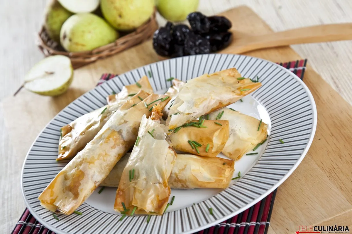 Folhadinhos de farinheira com ameixas secas